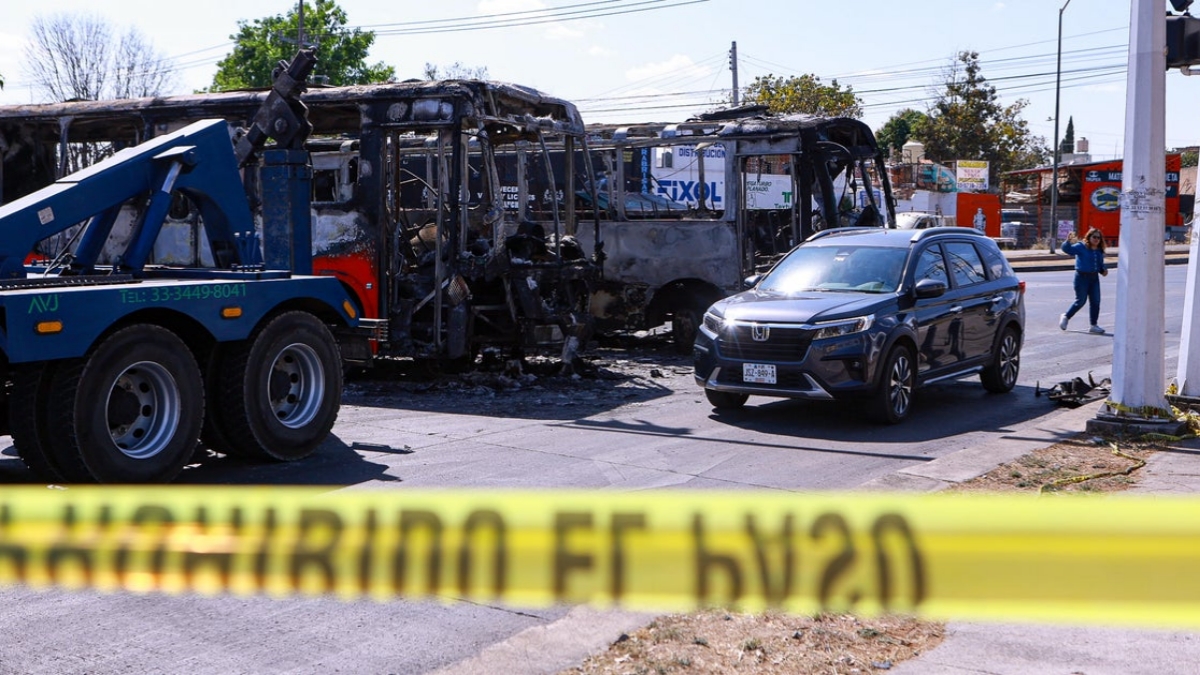 Chicago tourists sheltering indoors in Puerto Vallarta amid narco violence and cartel attacks.
