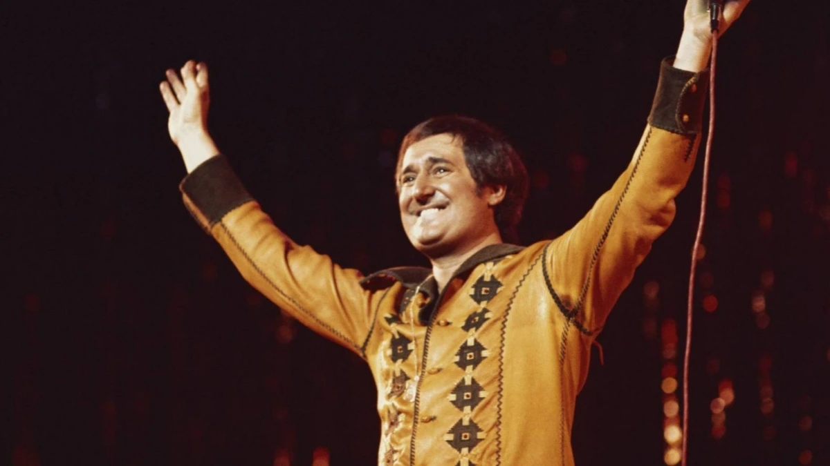 Micky Dolenz speaking at an event while paying tribute to late singer-songwriter Neil Sedaka.