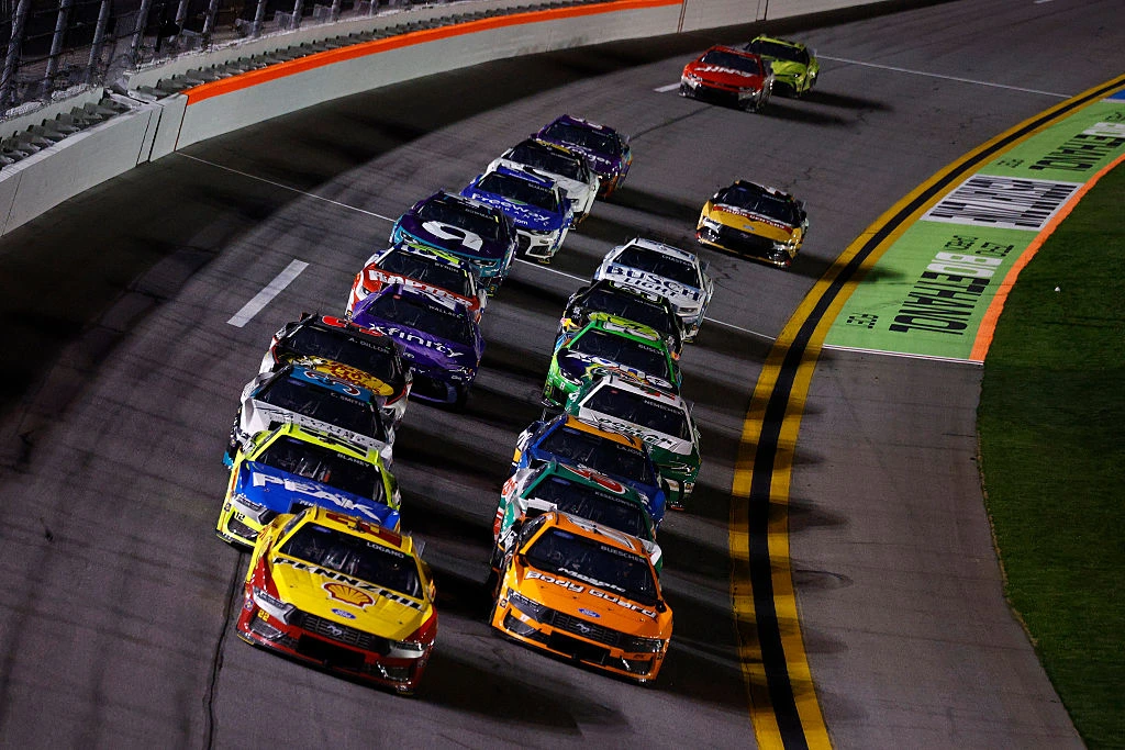 “Fan placing a live bet on the 2026 Daytona 500 using a sportsbook app on a smartphone”