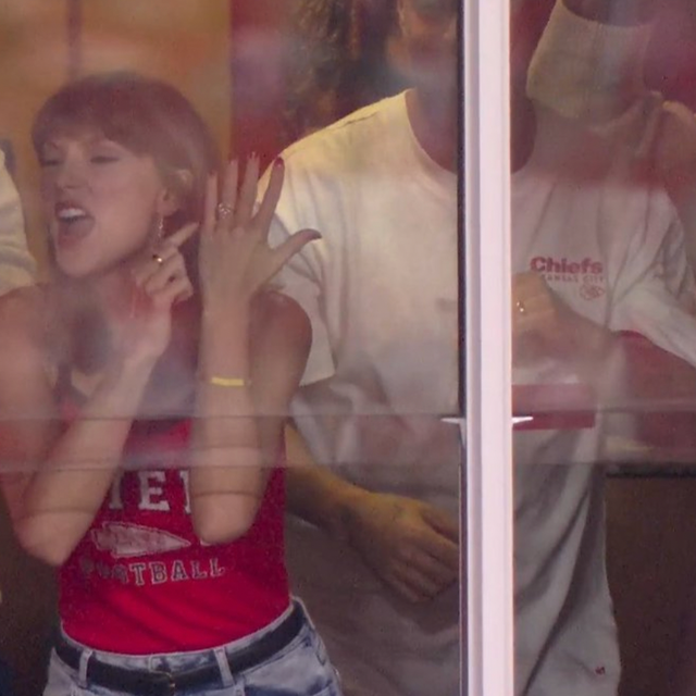 Taylor Swift Travis Kelce celebrates his touchdown and points to her wedding ring at Arrowhead Stadium
