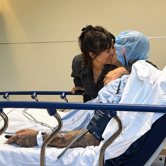 Travis Barker in a hospital bed with daughter Alabama and wife Kourtney Kardashian