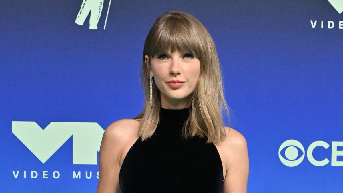 Taylor Swift curly lob with signature bangs in her latest hairstyle transformation