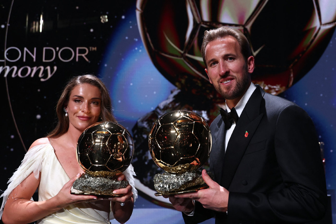 Harry Kane and Alexia Putellas holding their Ballon d’Or trophies.